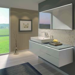 Modernes Bad mit schwebendem Waschtisch, integrierter Beleuchtung und Natursteinrückwand, klare Linien, warme Farbtöne und Blick ins Grüne. Modernes Bad mit schwebendem Waschtisch, integrierter Beleuchtung und Natursteinrückwand, klare Linien, warme Farbtöne und Blick ins Grüne.